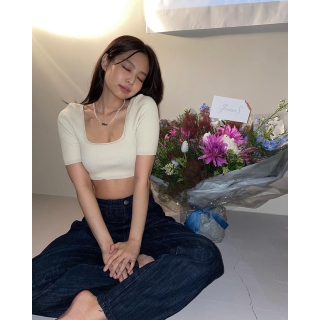 Áo Croptop JACQUEMUS màu trắng kem giống Jennie BLACKPINK