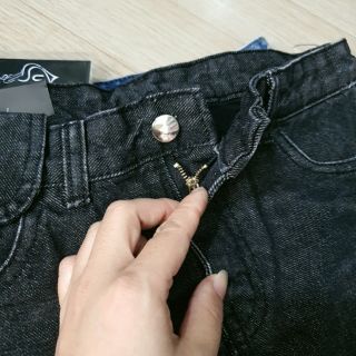 Chân váy bò ngắn rách gấu