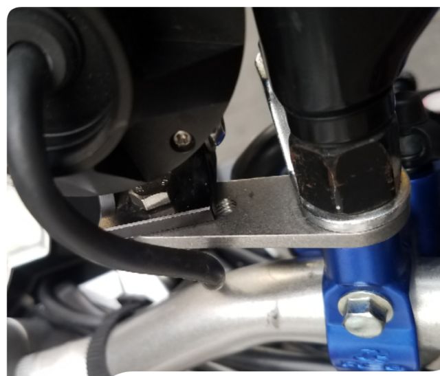 Pat inox 304 gắn đèn trợ sáng L4X chân kiếng TikTakMoto