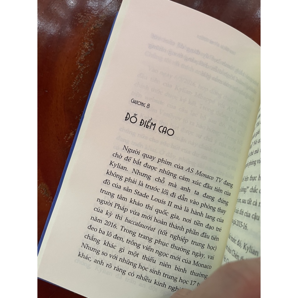 Sách - [Tặng kèm bookmark] MBAPPÉ Cậu bé Vàng - Luca Caioli &amp; Cyril Collot