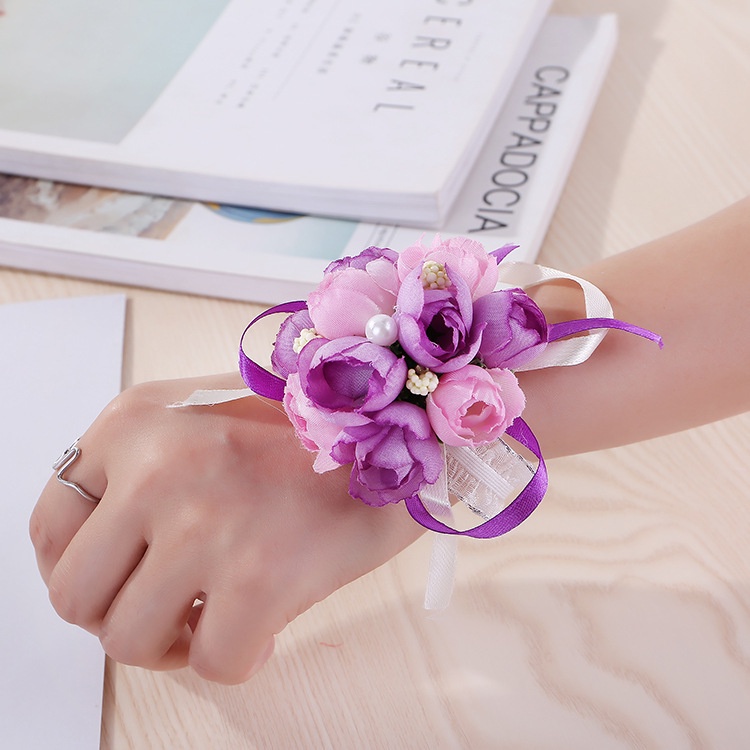 Hoa Giả Đeo Cổ Tay Cho Cô Dâu