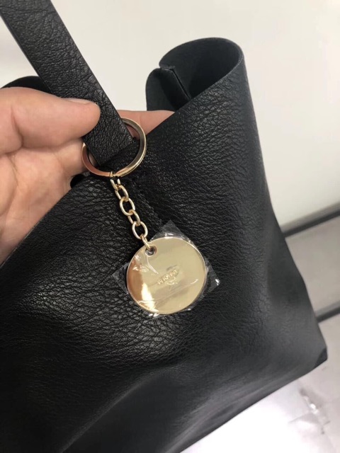 Túi Bershka đựng cả thế giới