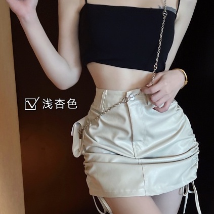 Chân váy da mỏng eo cao khoe dáng hông chân dài quyến rũ