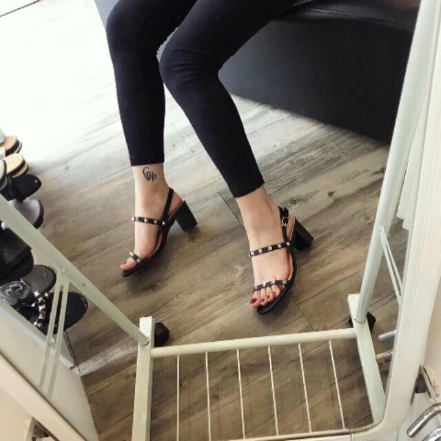 Sandal đinh tán