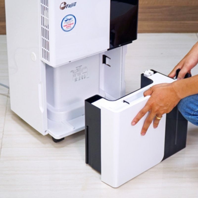 Máy hút ẩm lọc không khí FujiE HM-630EN công suất hút ẩm 30L/ngày, thiết kế hiện đại có bánh xe di chuyển dễ dàng