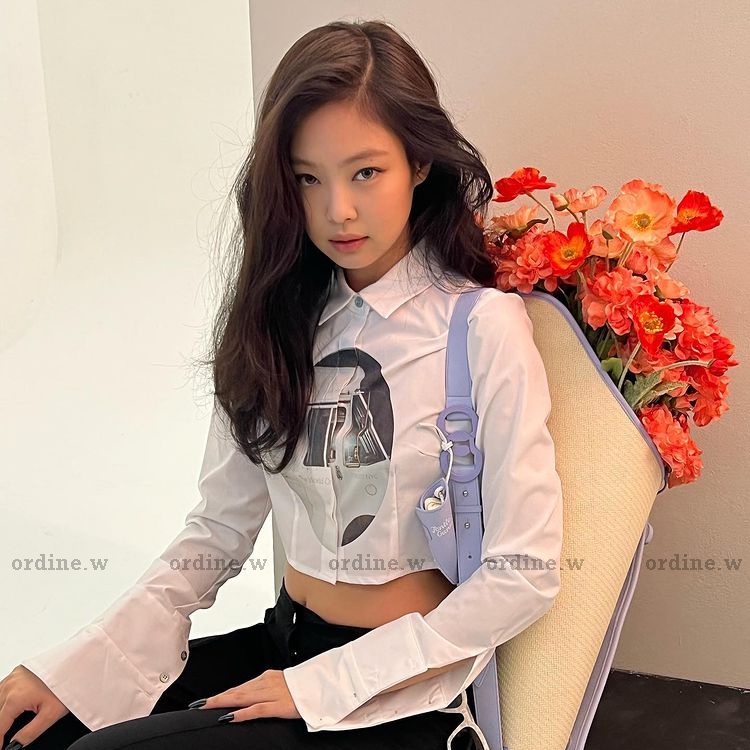 ORDER_Áo sơ mi croptop in hình cổ tay mặc 2 kiểu Jennie, IVE Leeseo