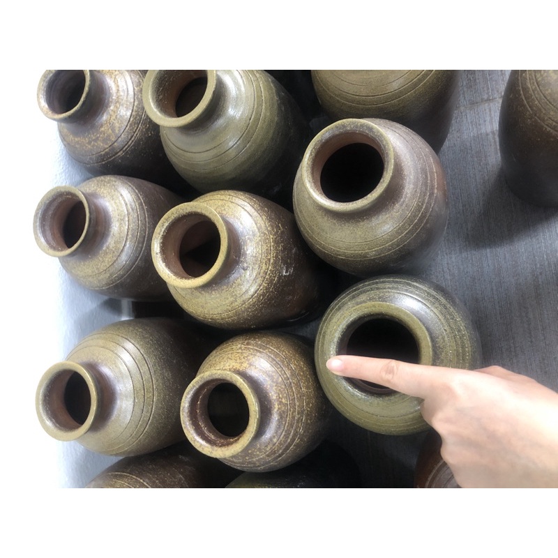 Bình gốm dáng dài