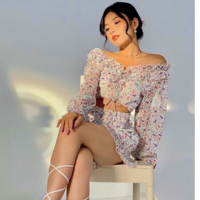 Roseberry - Playsuit xoè tay dài cổ V Floral Ruffle Playsuit vải tơ ánh kim gold