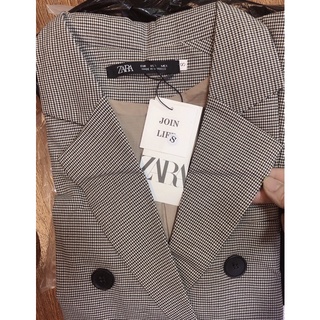 Áo blazer kẻ cúc đen