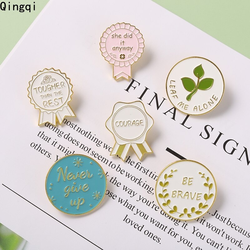 Ghim cài áo Miss Zoe hình huy hiệu hoạt hình đáng yêu