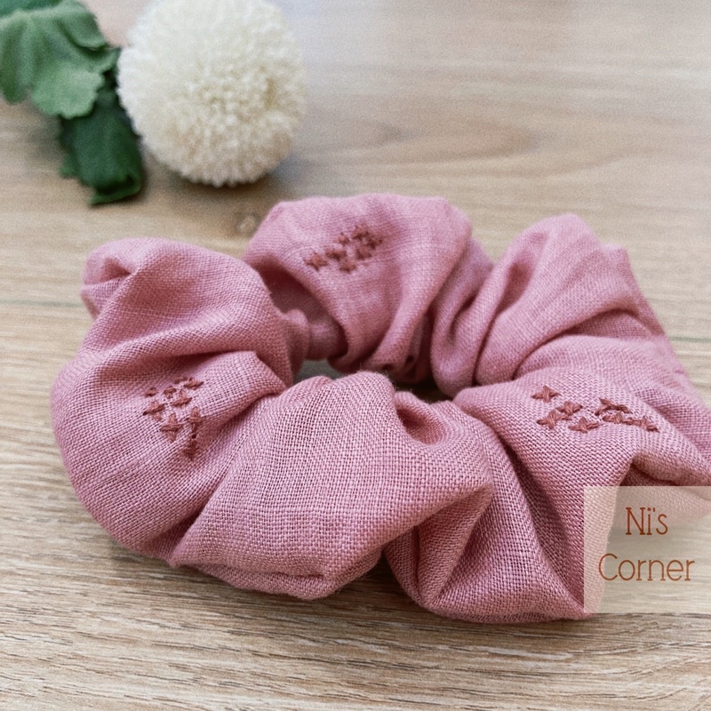 Scrunchies cột tóc Linen thêu tay (Pure Linen Hồng Tím)