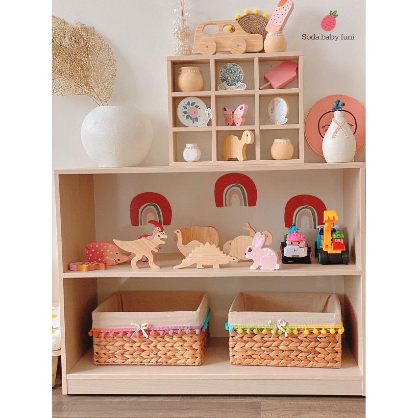 ..  Kệ đồ chơi Montessori cho bé sắp xếp đồ chơi ngăn nắp màu gỗ kích thước ngang 80cm mã 001