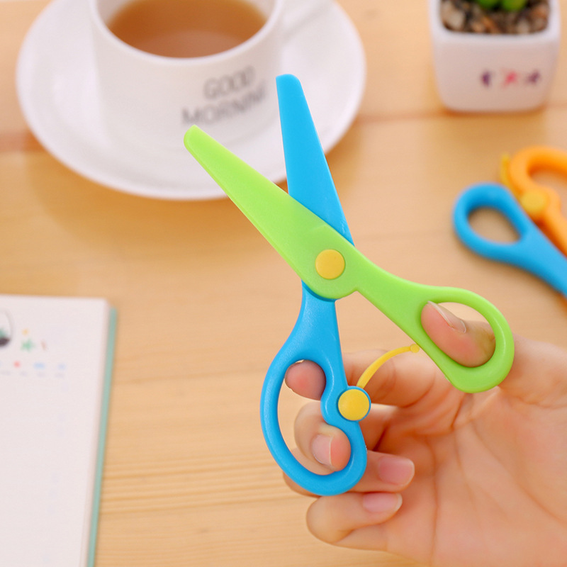 Kéo nhựa cắt giấy thủ công sáng tạo cho bé