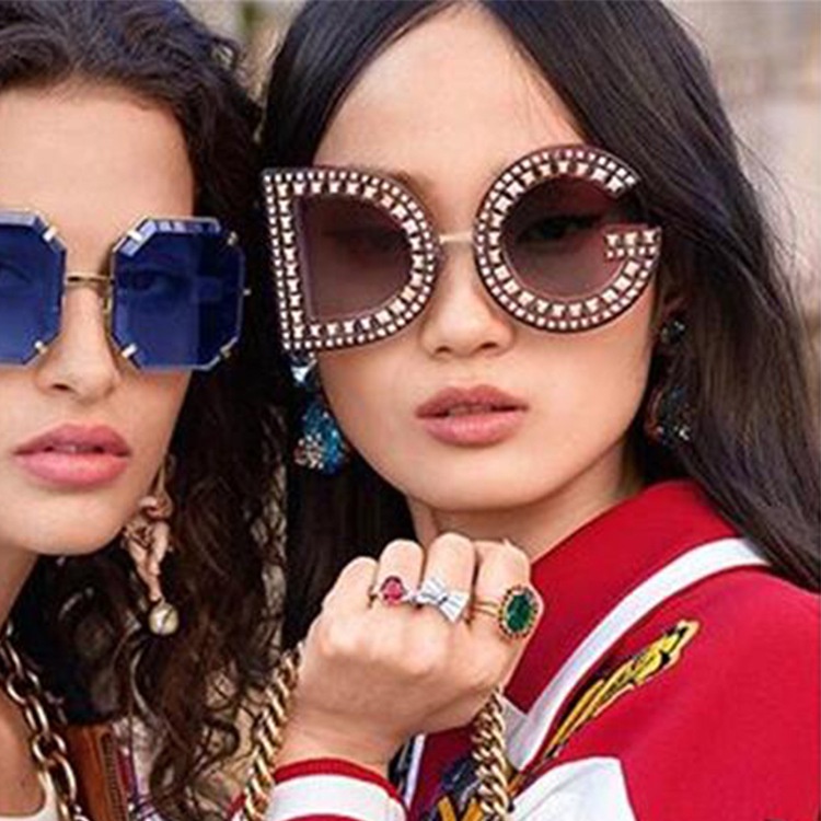 Kính Mát Gọng Lớn Đính Kim Cương Nhân Tạo Độc Đáo Thời Trang Cho Nữ