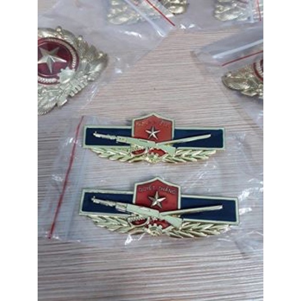 Combo huy hiệu, biển tên