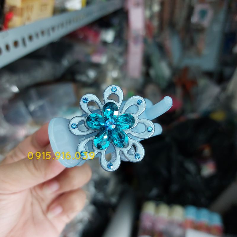 Kẹp Càng Cua Hoa Nổi Đính Đá nhân tạo