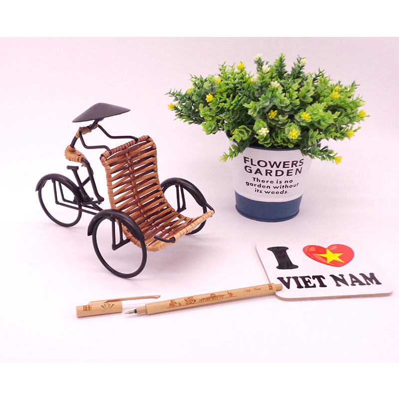 Xe xích lô mây tre chở điện thoại. Xích lô handmade Viêt Nam