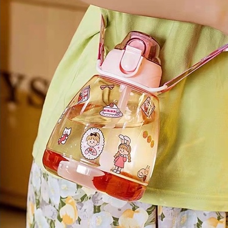 Bình Đựng Nước Uống Có Ống Hút Bằng Nhựa 1100ml Kèm Dây và Sticker