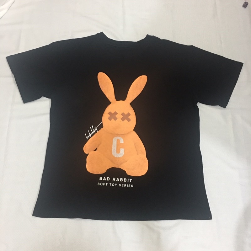 Áo thun đen dành cho cả nam và nữ , in hình thỏ Bad Rabbit màu cam