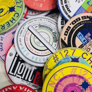 Huy hiệu nhựa cài Button Badges Kpop thiết kế bởi Yuwi