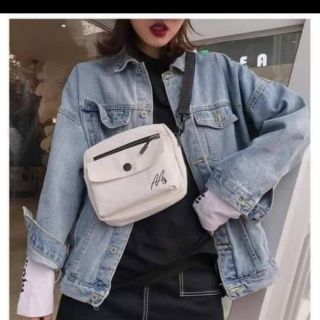 Túi đeo chéo màu trắng