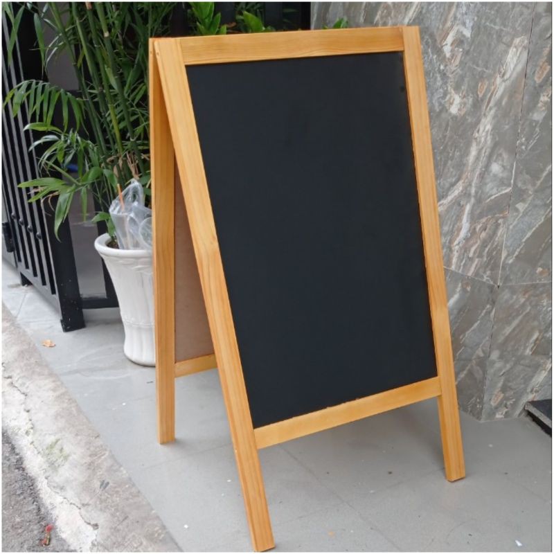 Bảng menu hai mặt mái nhà 60x100 cm Tặng, hộp phấn màu bông lau và bảng treo tường