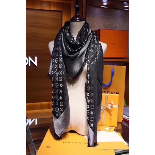 KHĂN CHOÀNG CỔ LV ĐEN ÁNH KIM SPF