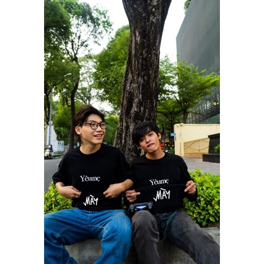 Áo thun form rộng "YÊU MẸ" mặc tung tăng cháy phố cùng homie - những đứa trẻ tăng động oversized Anh Phan