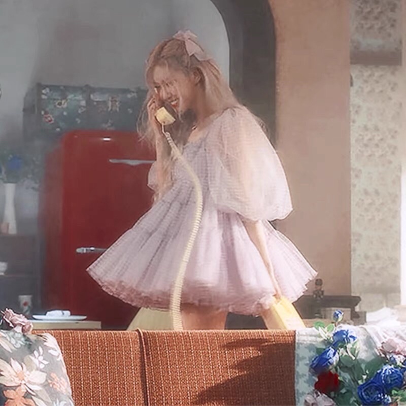 Váy babydoll kẻ voan phồng tay giống Rosé Blackpink