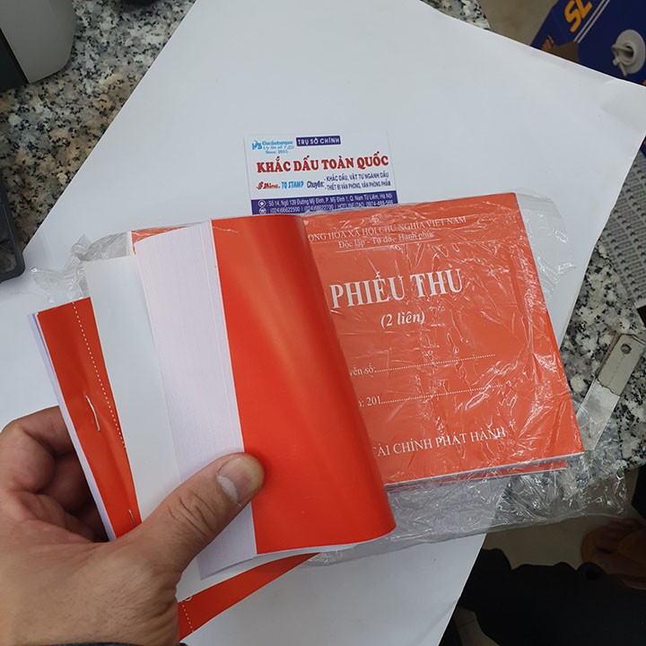 Quyển phiếu thu carbon 2 liên A5 dày dặn rõ nét, có rãnh xé