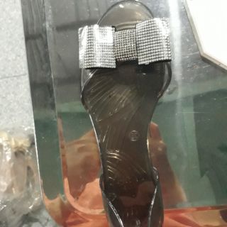 Giày nhựa đính đá