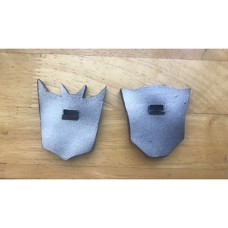 logo gắn đế trưng bày mô hình transformers