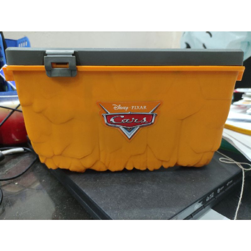 Đường đua Disney Radiator Springs với 2 xe Disney, trạm, núi, chỗ đậu xe,..