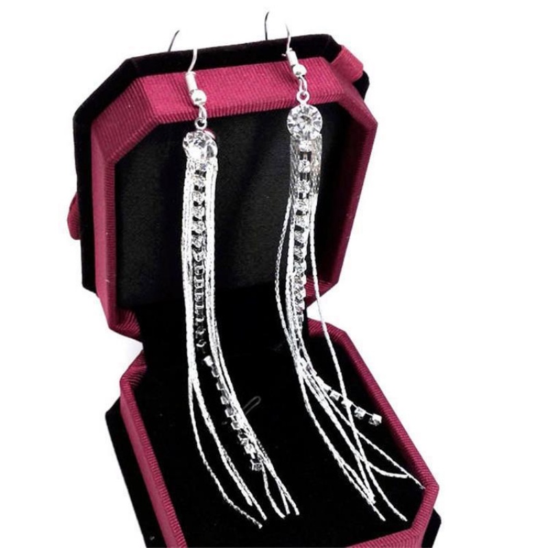 Khuyên tai dáng dài phối tua rua phong cách Hàn Quốc dễ phối đồ