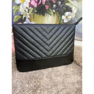 Clutch màu đen size 27