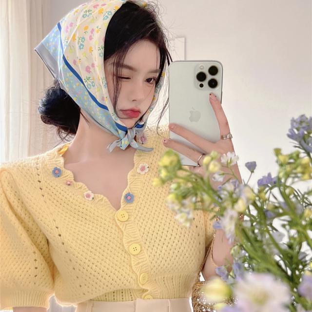 Áo Khoác Cardigan Dệt Kim Mỏng Cổ Chữ V Tay Phồng In Hoa Màu Vàng Kem Phong Cách Phương Tây Ngọt Ngào