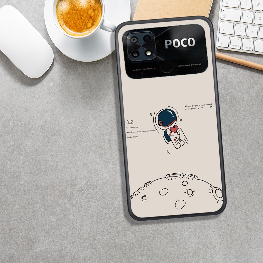 ỐP LƯNG XIAOMI POCO C40 , IN HÌNH.PHI HÀNH GIA CHIBI CỰC ĐẸP.