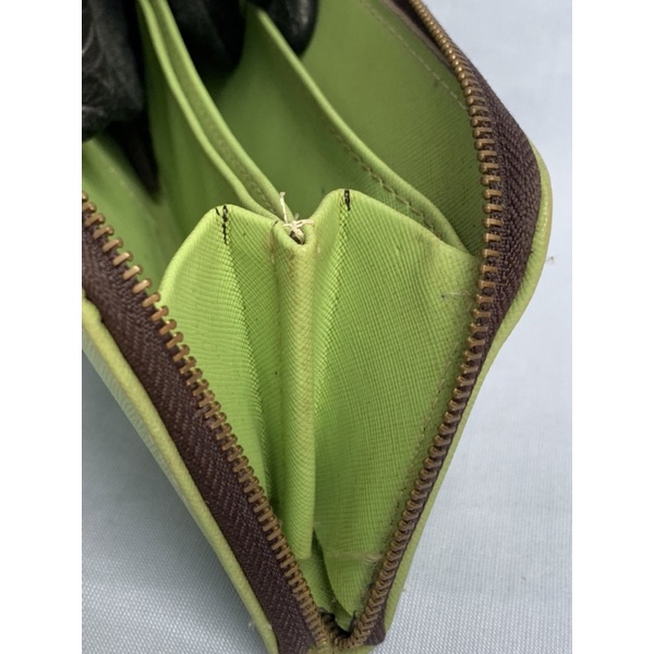 Ví chuẩn si. shop bán combo 100k. khách mua lẻ 60k /1cái. Ví dài có lỗi  nhẹ ngay nếp gấp ngăn túi, ví ngắn hơi bạc màu.