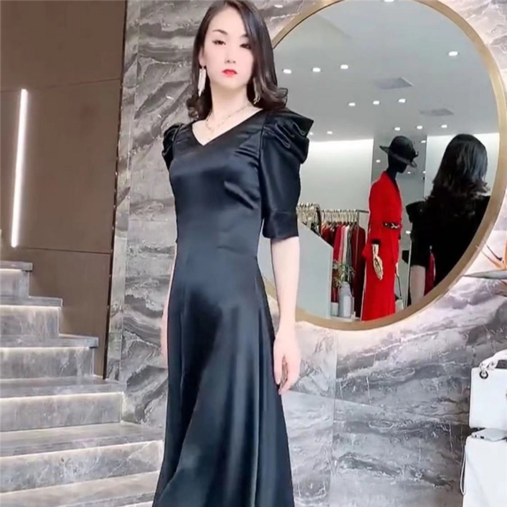 Váy đen Kann Model dáng suông dài, xẻ tà tay lững tôn dáng vải lụa cao cấp HV9
