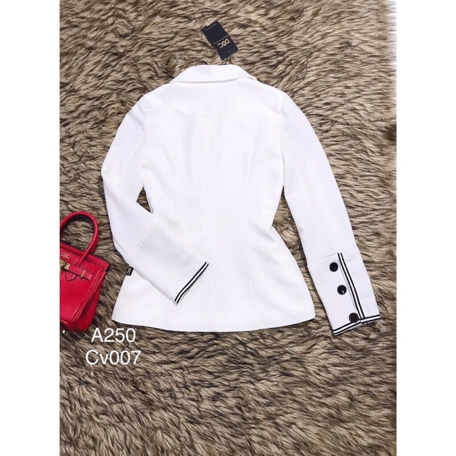 Sét áo vest trắng phối viền kèm chân váy xếp ly thiết kế DVC