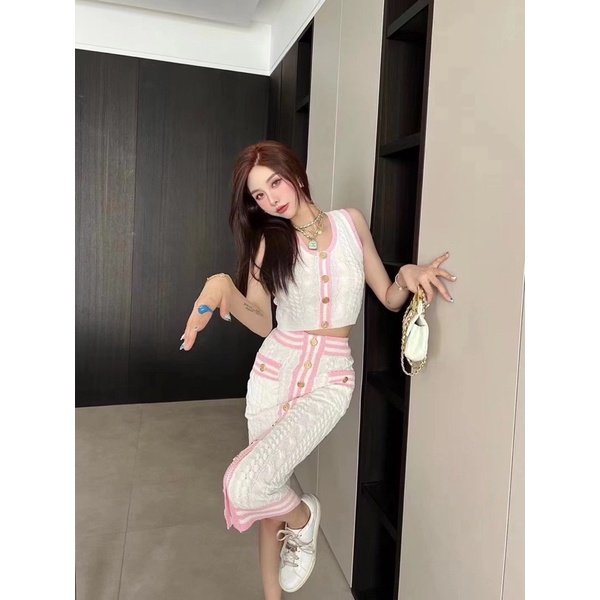 Set trang phục len cho nữ thương hiệu Balmain gồm áo len ba lỗ croptop và chân váy len dài ôm