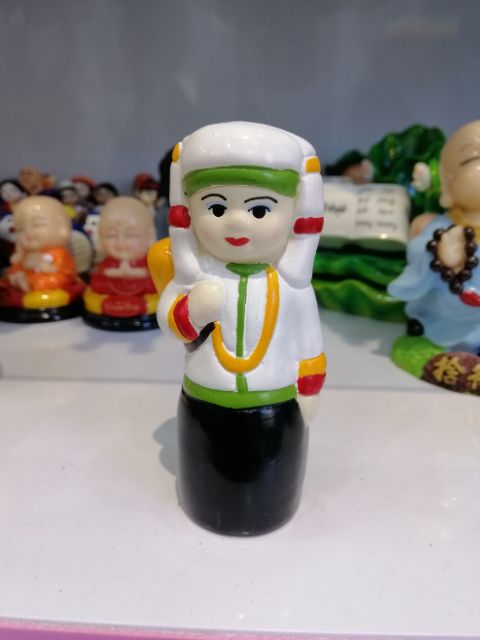 Bộ tượng các cô gái dân tộc Việt Nam lớn