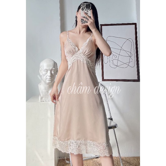 Váy lụa be cao cấp dáng dài pha ren be sáng sang chảnh. Váy có size nên khách nhắn tin để shop chọn cỡ chuẩn cho khách.