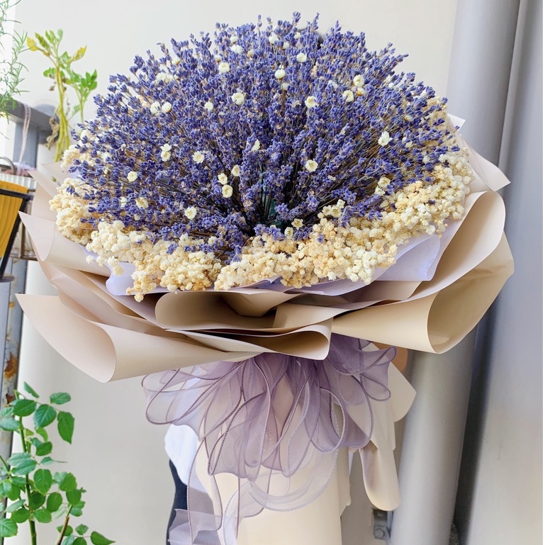 Quà tặng bó hoa Lavender tròn kết hợp snowy và baby trắng cực xinh xắn