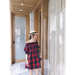 Đầm caro đỏ bệt vai