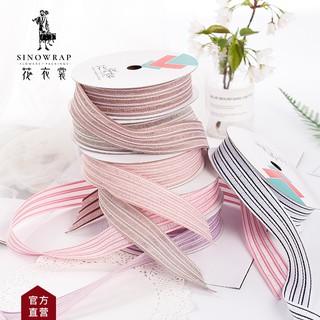 Cuộn dây ruy băng dùng để gói hoa xinh xắn