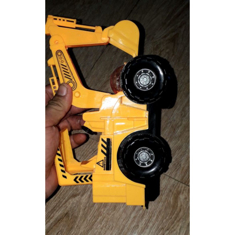 Một chiếc xe cạp mô hình bằng nhựa có nhạc và đèn led rất đẹp kích thước 22x18x12 cm_ tặng kèm pin