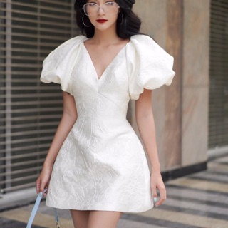 Đầm gấm tay phồng cổ v