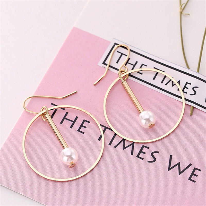 Bông tai kim loại kiểu khoá móc phối mặt hình tròn đính ngọc trai giả thời trang