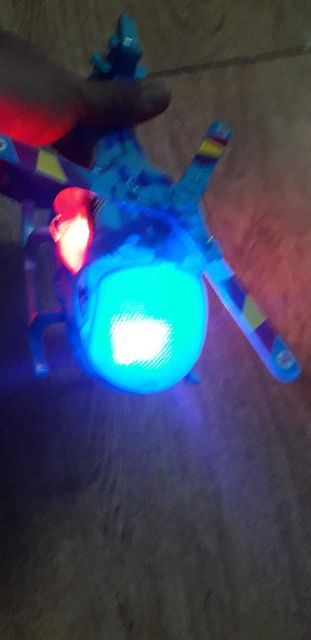 Chiếc trực thăng có nhạc và đèn led rất đẹp tặng kèm pin